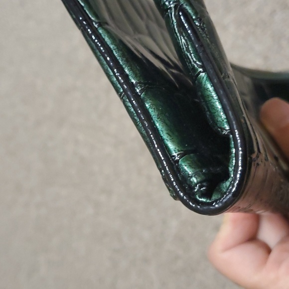 Vera Wang Clutch/ Wristlet Foldable - Picture 15 of 16